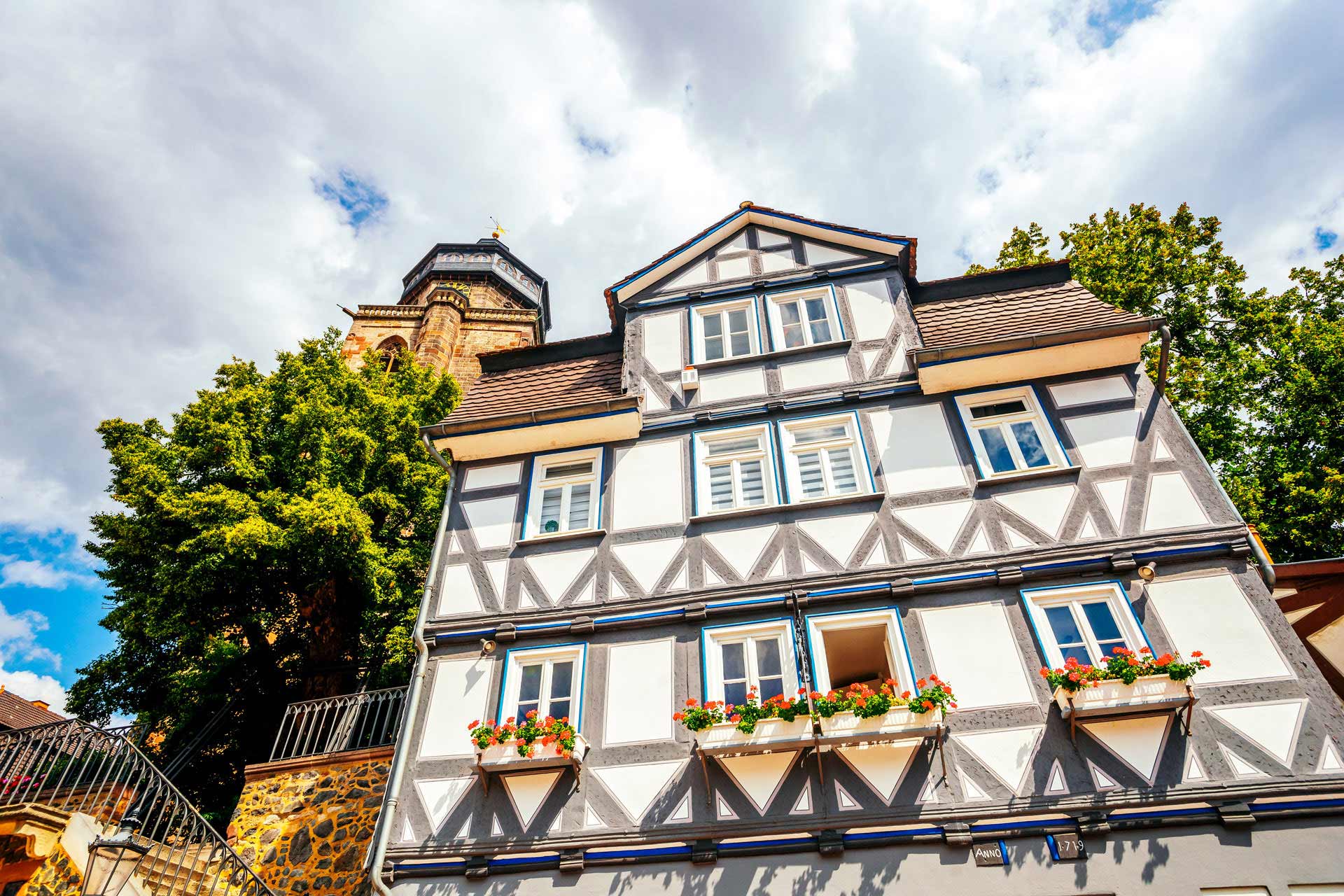 Die Pioniere wohnen in Fachwerkhäusern rund um den Markt